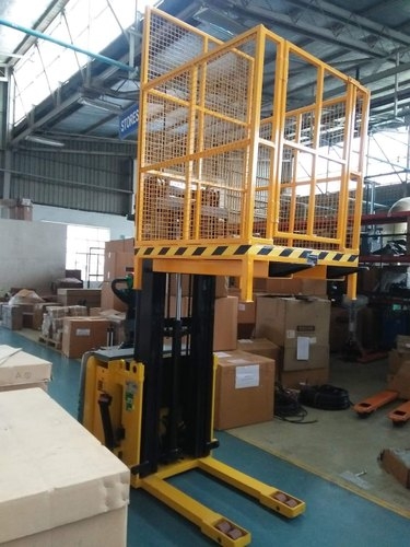 Hydraulic Industrial Goods Lift from Swaraj MHE India