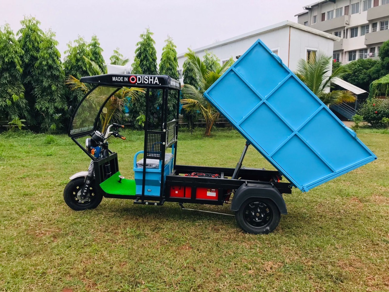 Electric loader with hydraulic tipping facility from Skyy Rider Electric 