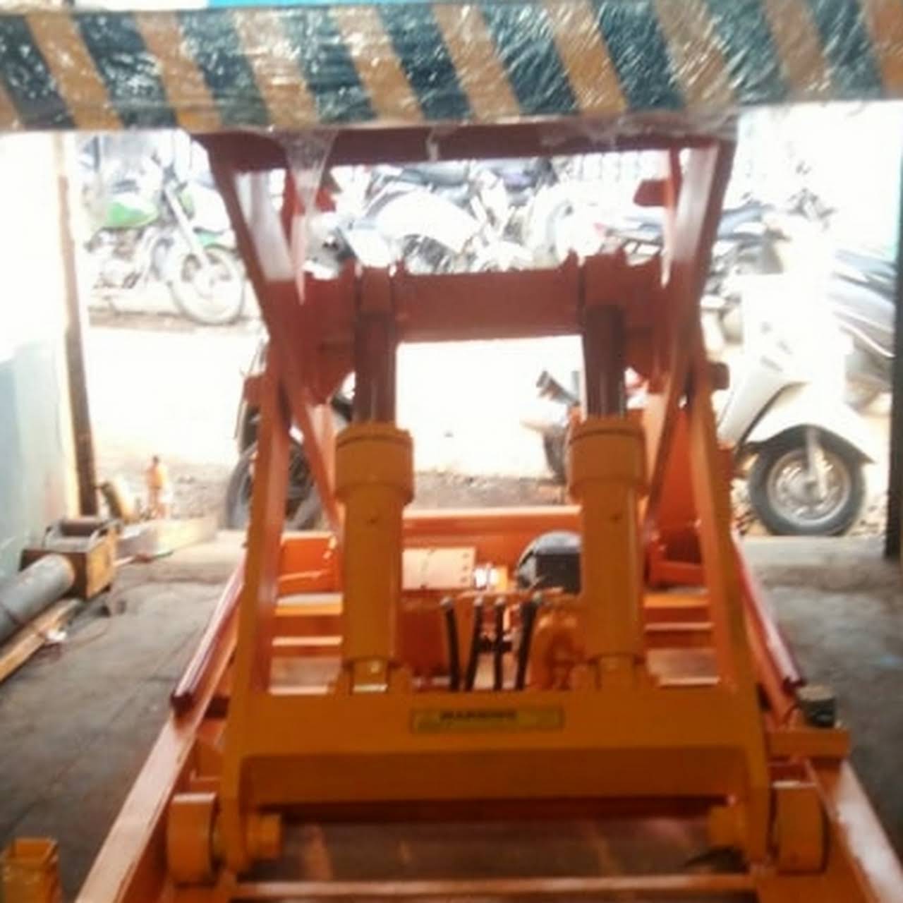 4Ton capacity scissor lift.