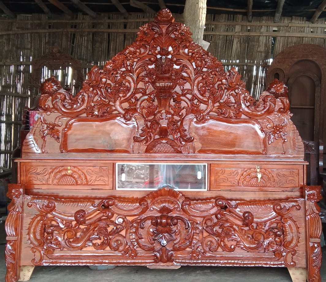 Antique Designer Wooden Bed with best quality